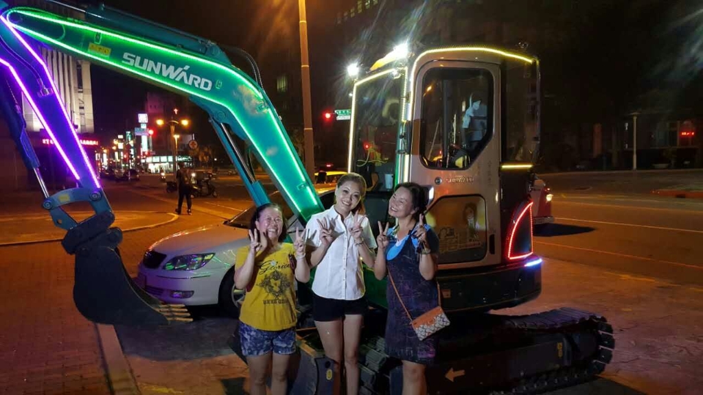 嘉義市长大赞SG胜游智能挖掘机环台义举