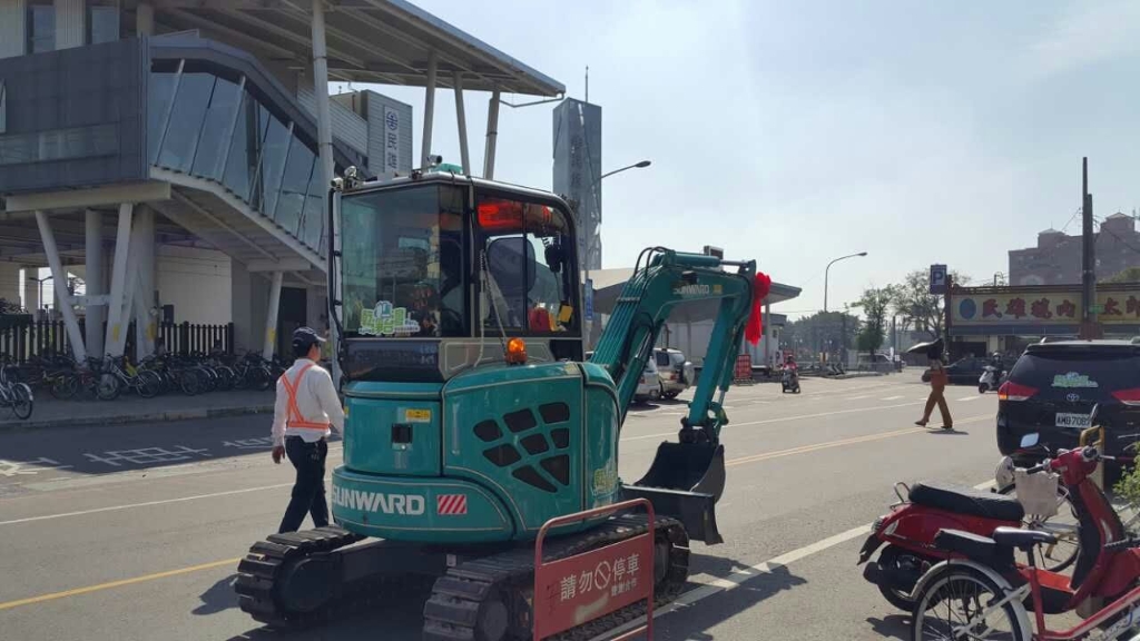 嘉義市长大赞SG胜游智能挖掘机环台义举