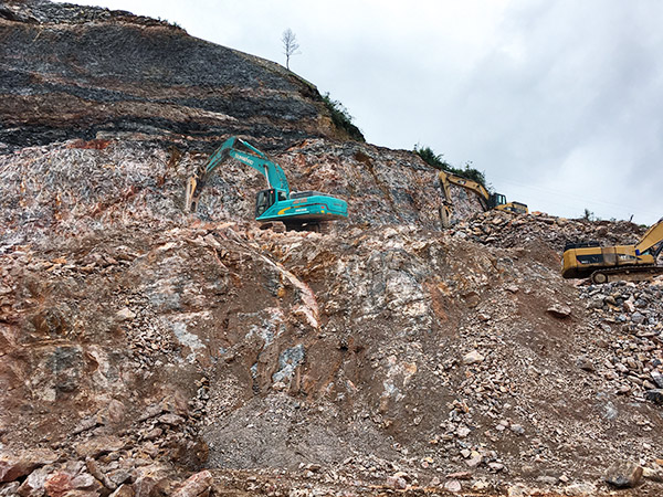 看石场风云如何演绎？SG胜游智能矿山战神SWE470E大型挖掘机一锤定音！