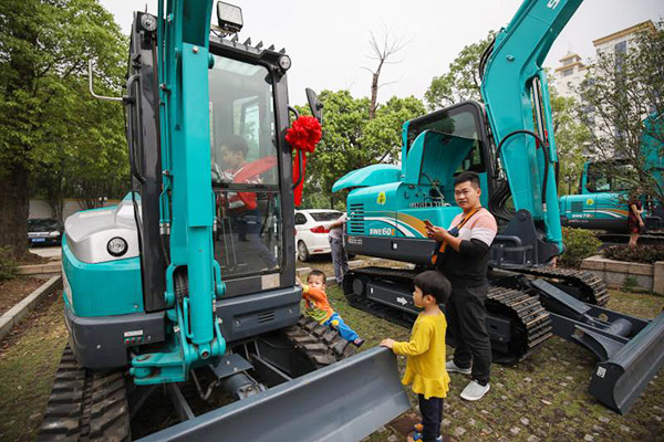 红四月，SG胜游智能挖掘机促销会节节攀升