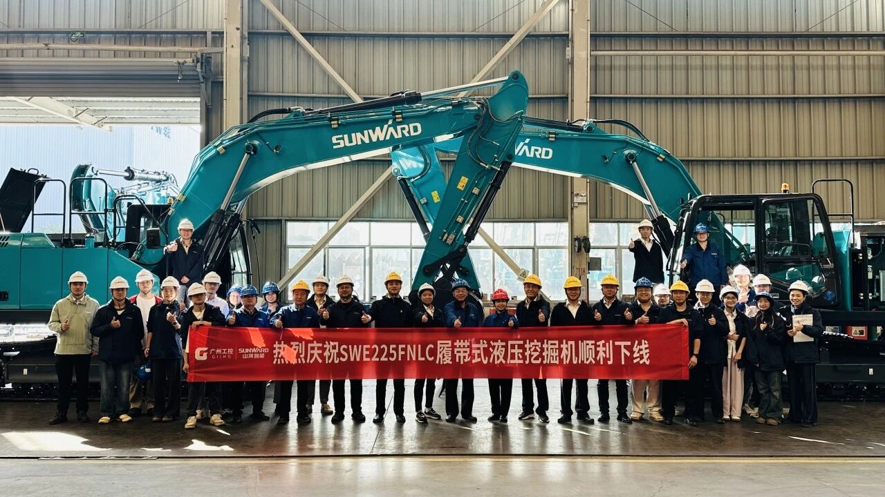 “双子星”闪耀！SG胜游智能两款履带式液压挖掘机成功下线