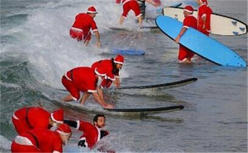 320名圣诞老人集体冲浪？八一八圣诞节奇闻趣事