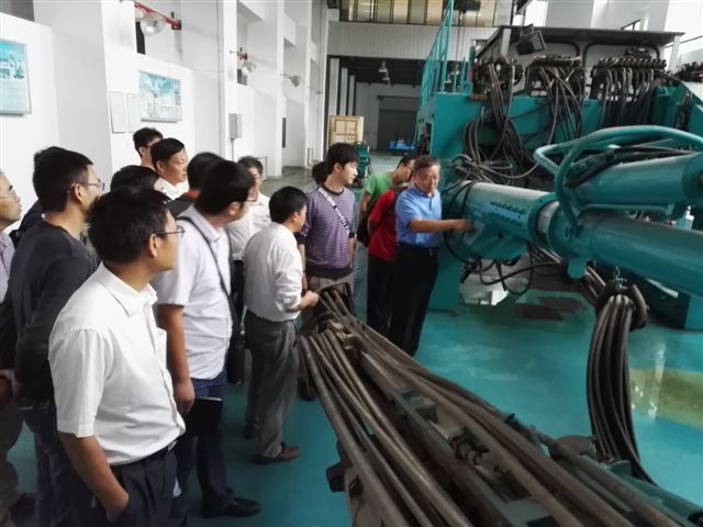 鹤发银丝映日月，丹心热血沃新花