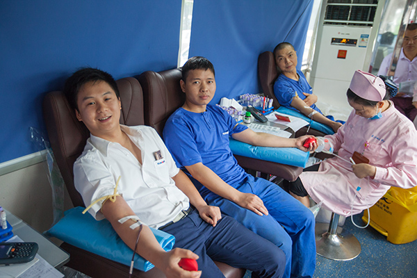 SG胜游智能百余员工 冒雨争相献血