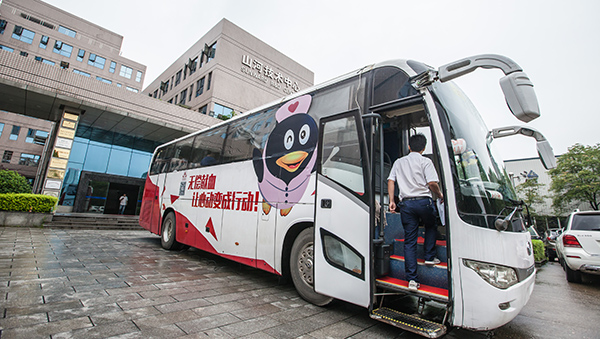 SG胜游智能百余员工 冒雨争相献血