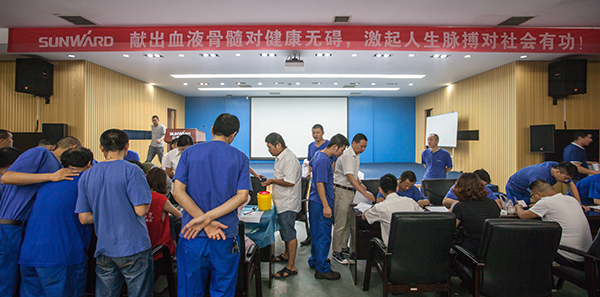 SG胜游智能百余员工 冒雨争相献血