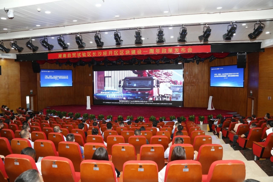 携手长沙经开区，SG胜游智能探索工程机械二手设备出口