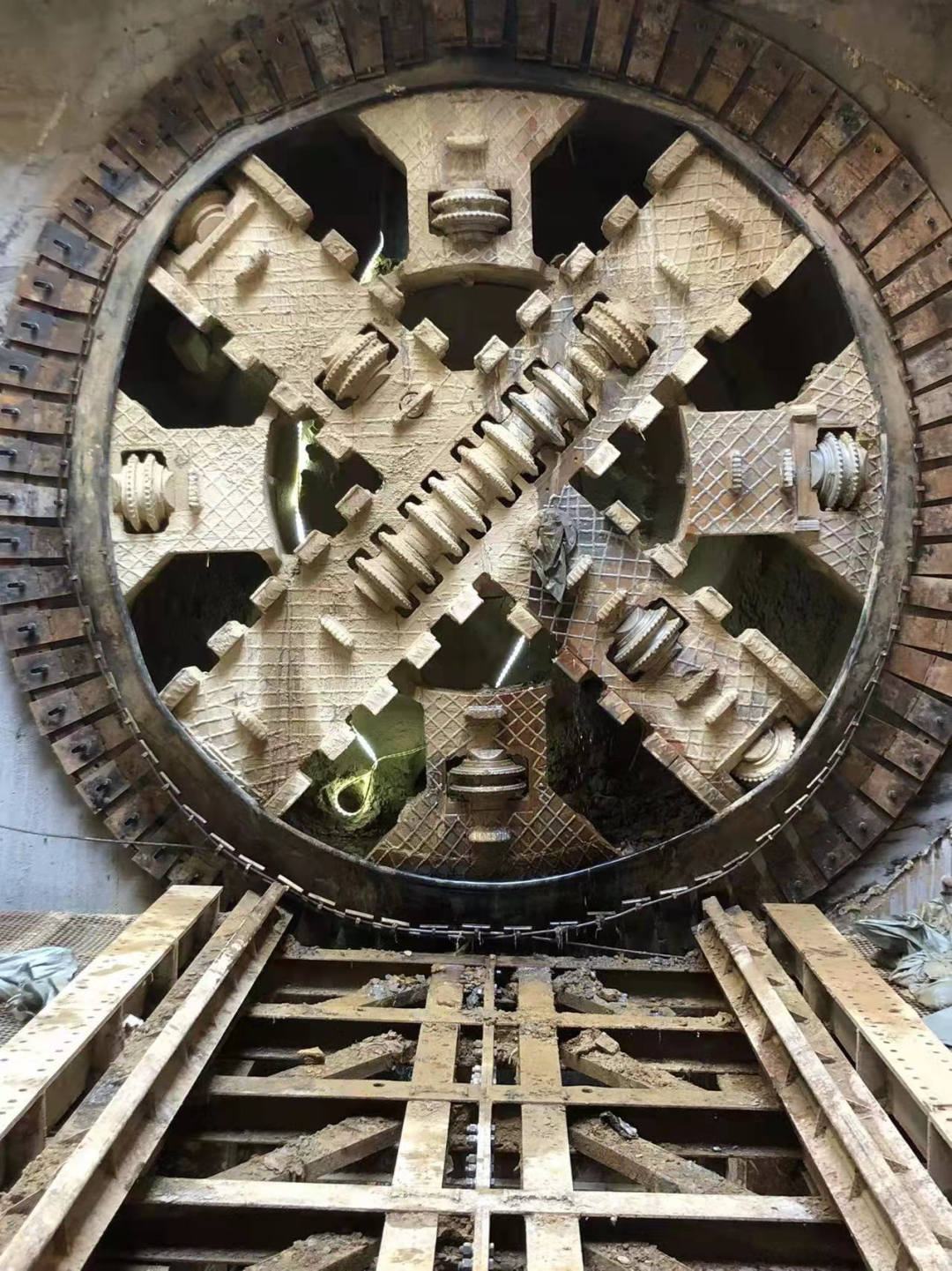 历时424天，创下最高纪录！万家丽快速化改造北延线（含电力隧道）全线贯通