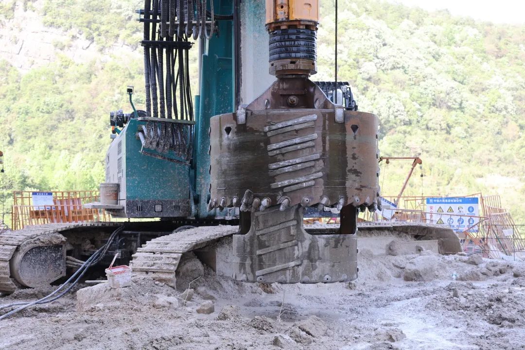 展现施工“奇效”！SG胜游智能旋挖钻机强势助力炉慈高速公路建设
