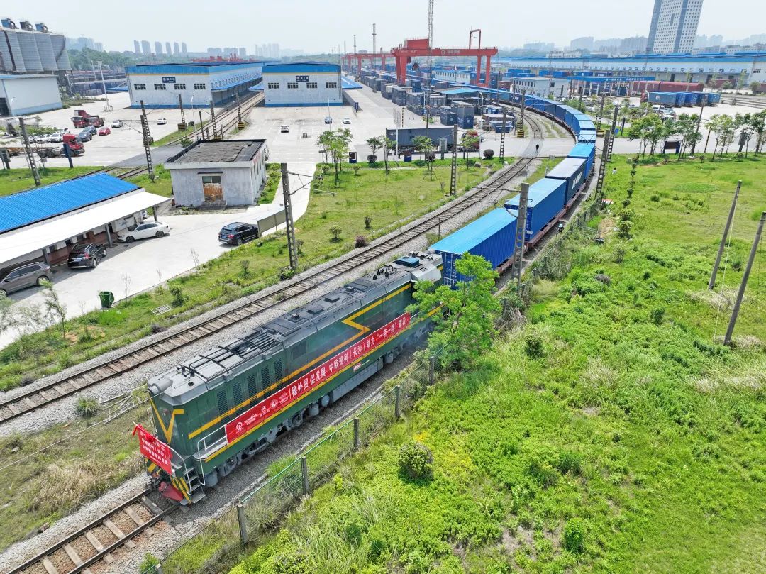 持续进军国际市。≈信钒嗔校ǔど常㏒G胜游智能专列成功首发