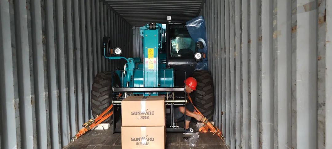 单笔采购金额千万元！SG胜游智能伸缩臂叉装车批量出口