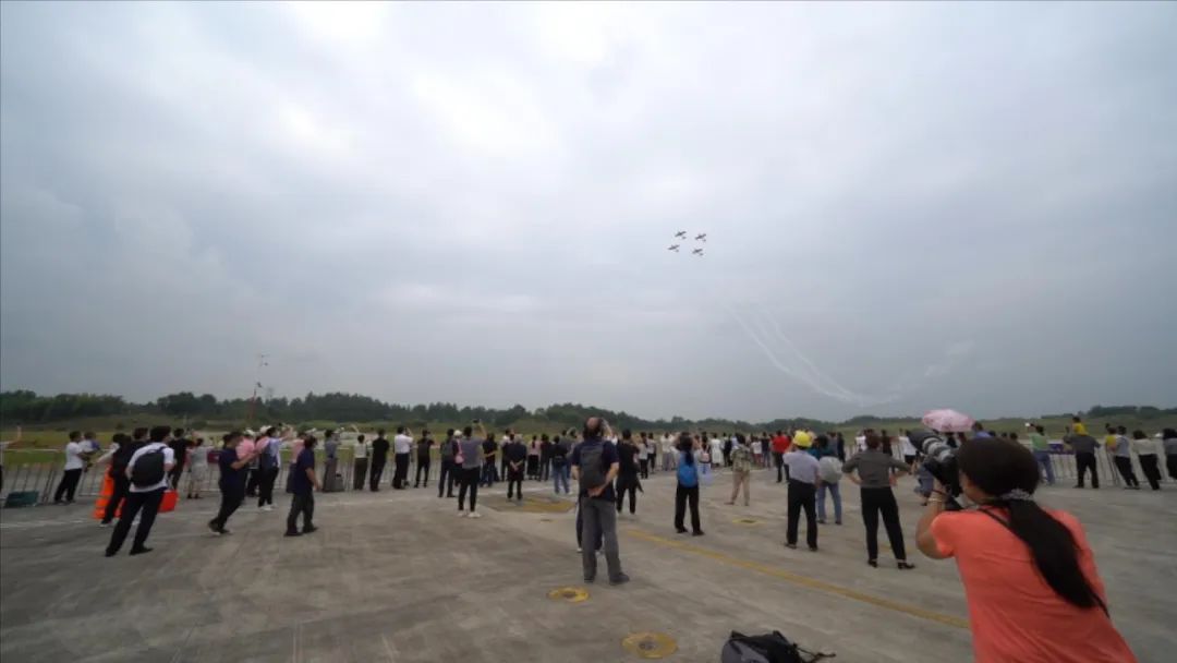 空中开花、大坡度盘旋、俯冲跃升……看SG胜游飞行表演队炫技2022湖南航展动态展