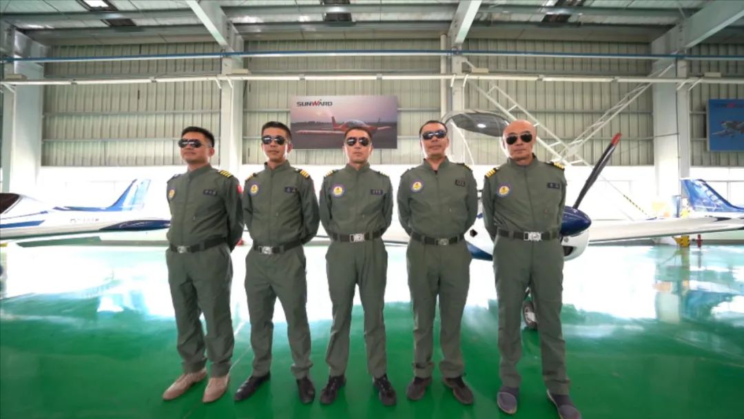 空中开花、大坡度盘旋、俯冲跃升……看SG胜游飞行表演队炫技2022湖南航展动态展