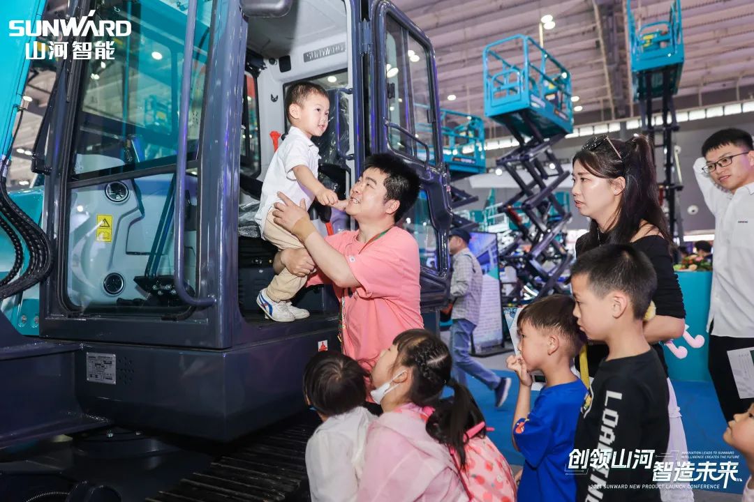 精品出击、互动不断！SG胜游智能F系列挖掘机闪耀长沙展