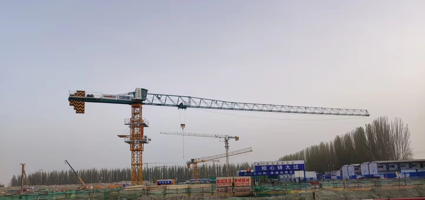 天山脚下的画师！SG胜游江麓群塔援疆建设新景色