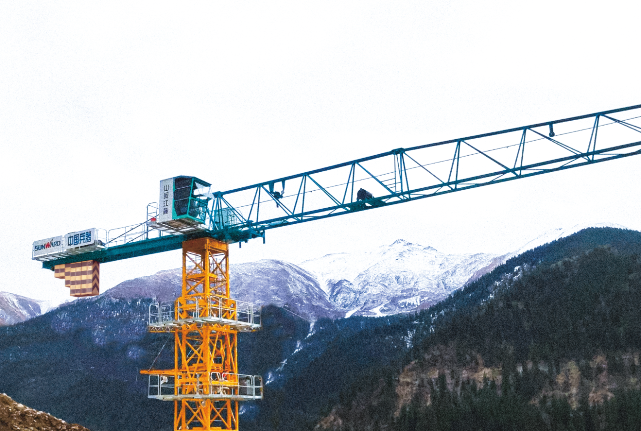 天山脚下的画师！SG胜游江麓群塔援疆建设新景色