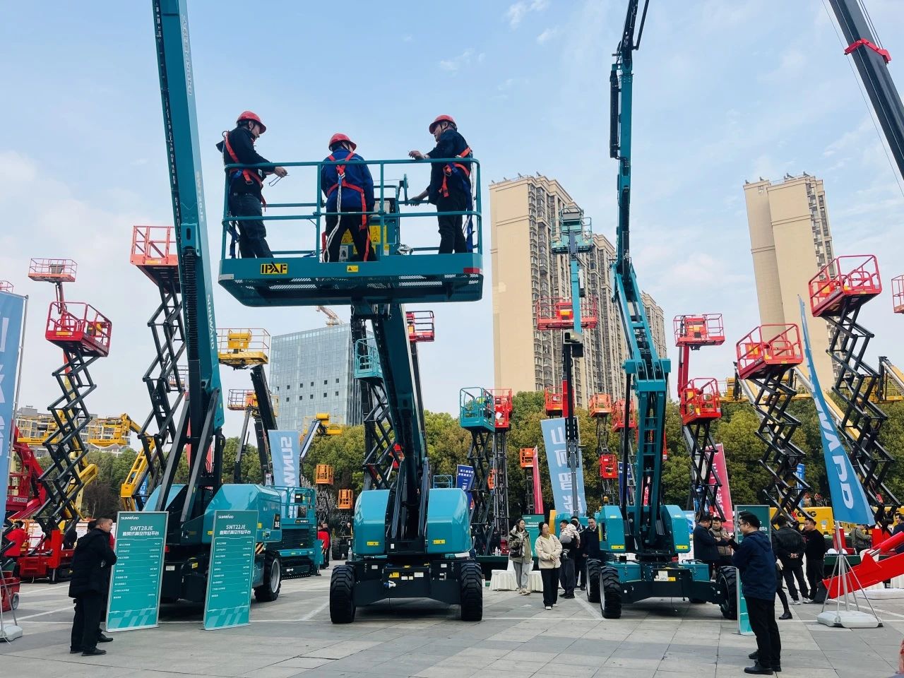 “爆品”来袭，签单不断！ SG胜游智能盛装亮相第八届全国高空作业平台租赁大会