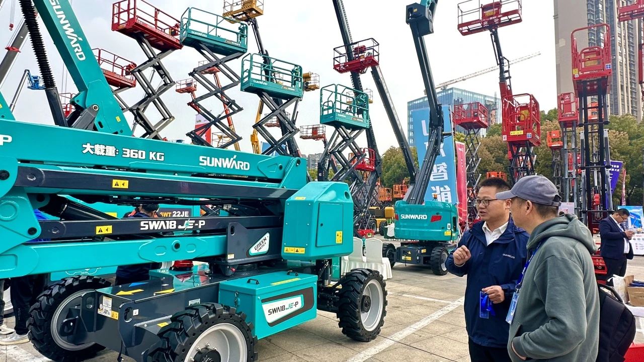 “爆品”来袭，签单不断！ SG胜游智能盛装亮相第八届全国高空作业平台租赁大会