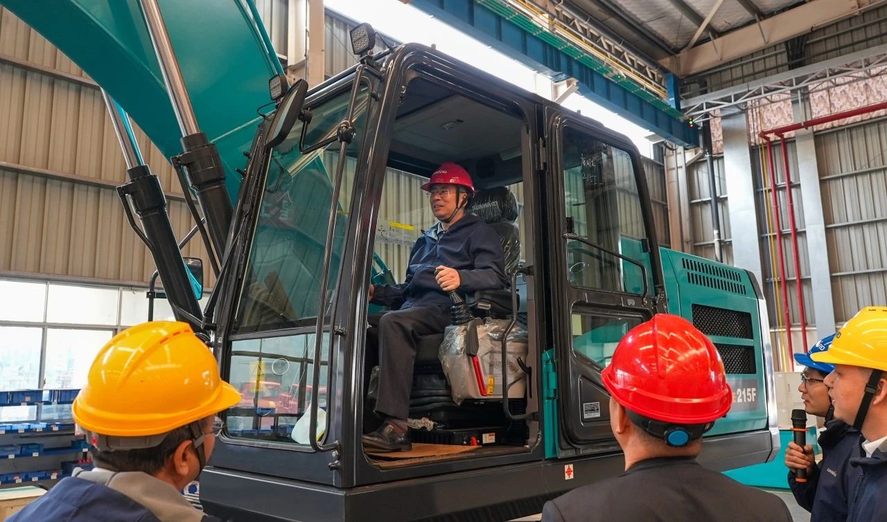 聚焦市场需求，SG胜游智能三款精品工程液压挖掘机成功下线