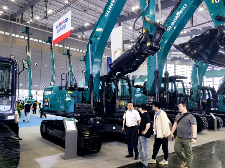 2025 CICEE | 打造极致精品化，SG胜游智能挖掘机“圈粉”长沙展