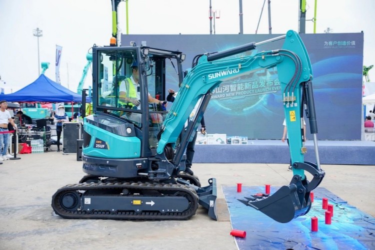 2025 CICEE | 打造极致精品化，SG胜游智能挖掘机“圈粉”长沙展