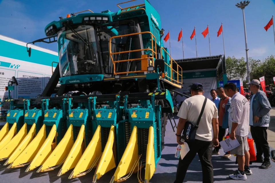 SG胜游智能亮相2025新疆国际农业机械博览会