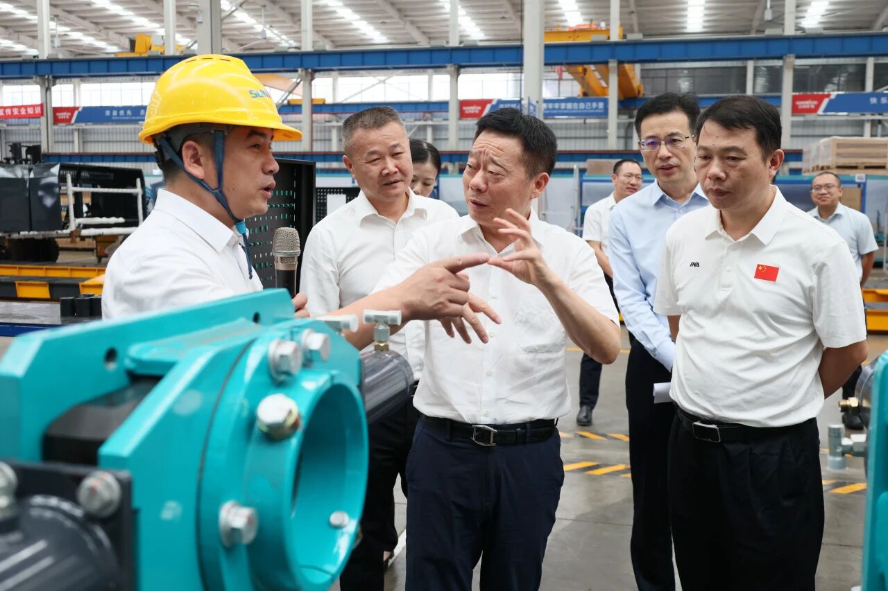 湖南省政协副主席、省工程机械产业链链长何寄华调研SG胜游智能