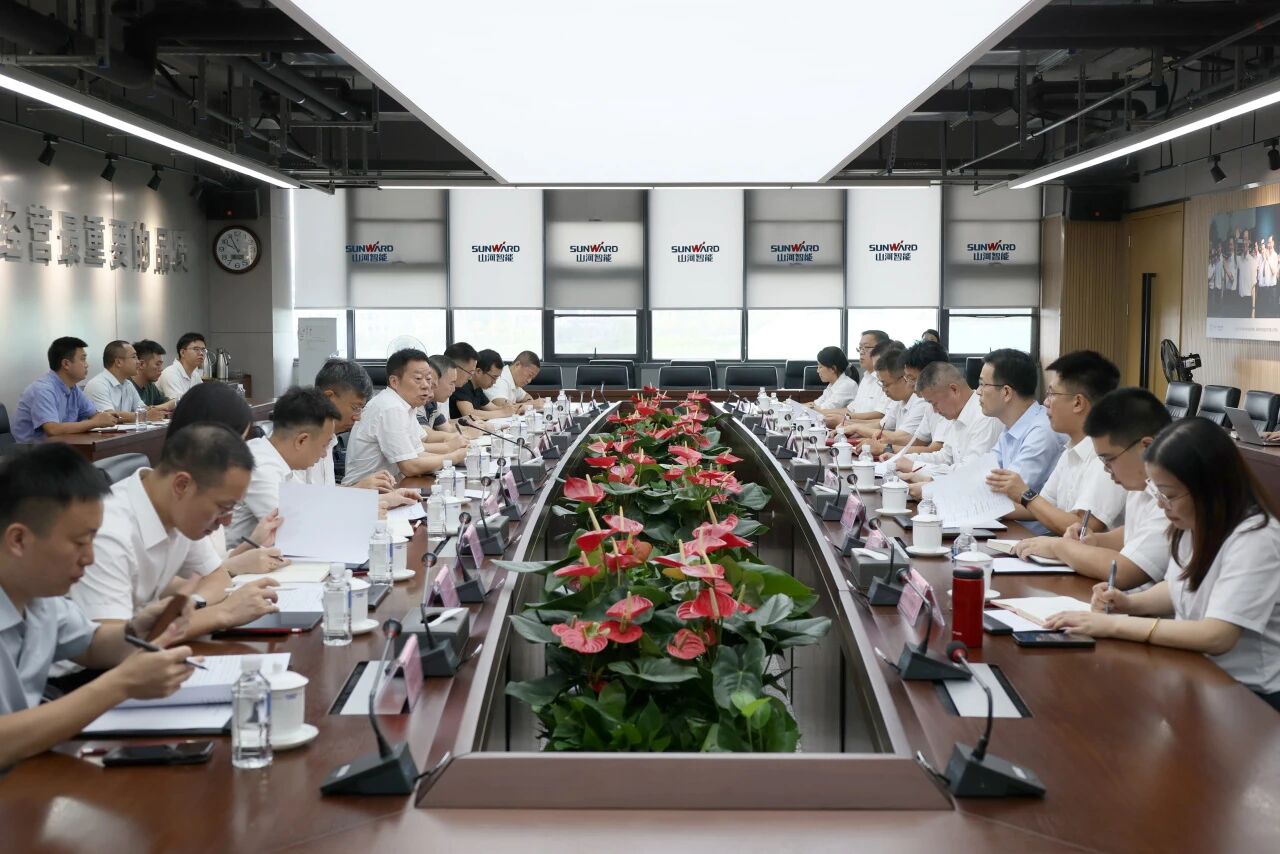 湖南省政协副主席、省工程机械产业链链长何寄华调研SG胜游智能