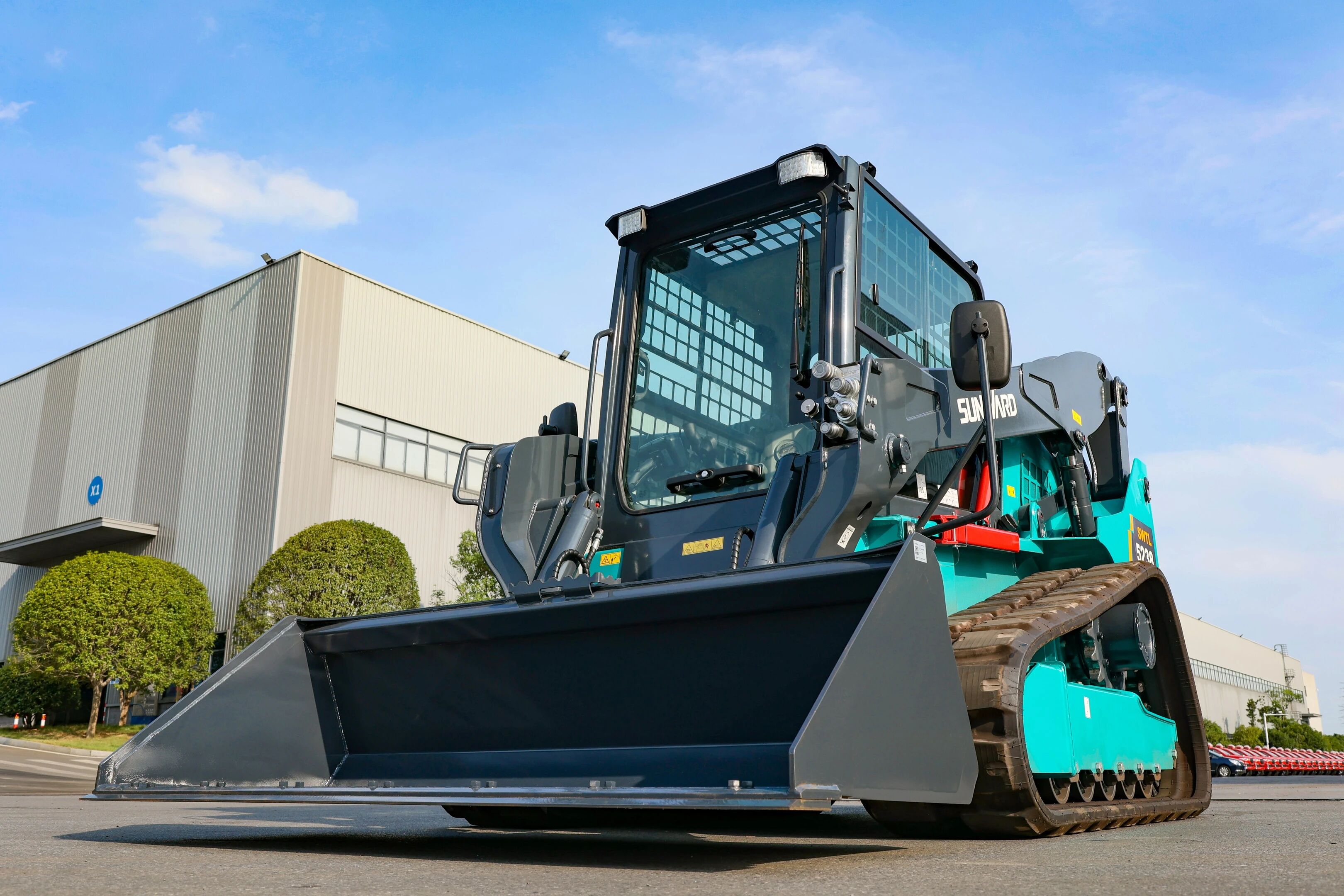 高端装备再获国际认可！SG胜游智能最大吨位垂直举升履带式滑移装载机批量发往北美