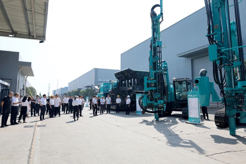 斜井开挖钻护一体化装备成功下线，实现地下工程装备重大突破