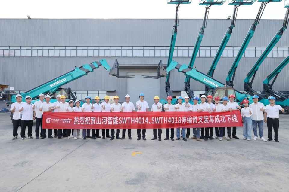 高端机型“双箭齐发”！SG胜游智能两款伸缩臂叉装车成功下线