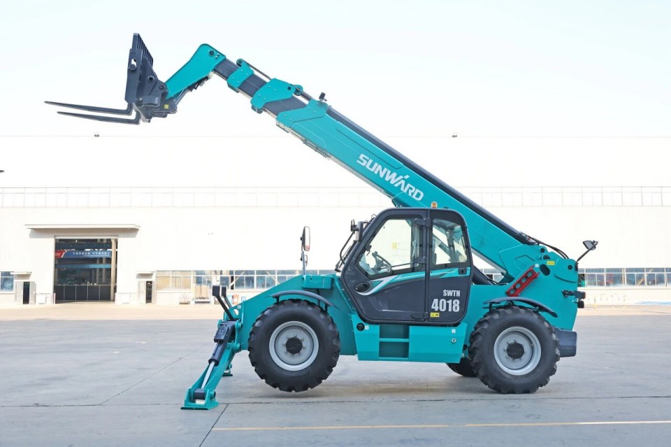 高端机型“双箭齐发”！SG胜游智能两款伸缩臂叉装车成功下线