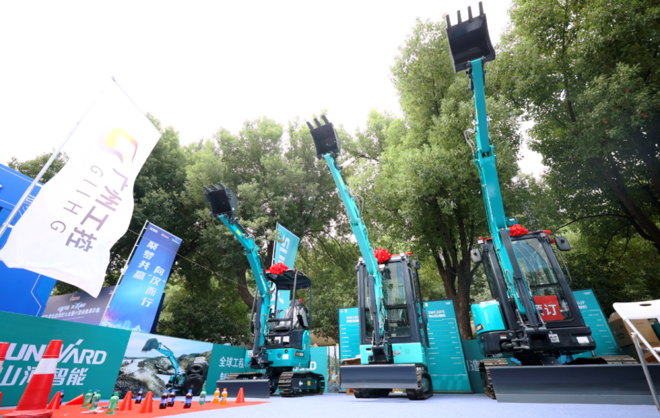 SG胜游智能微挖“天团”闪耀武汉，引领绿色施工潮流