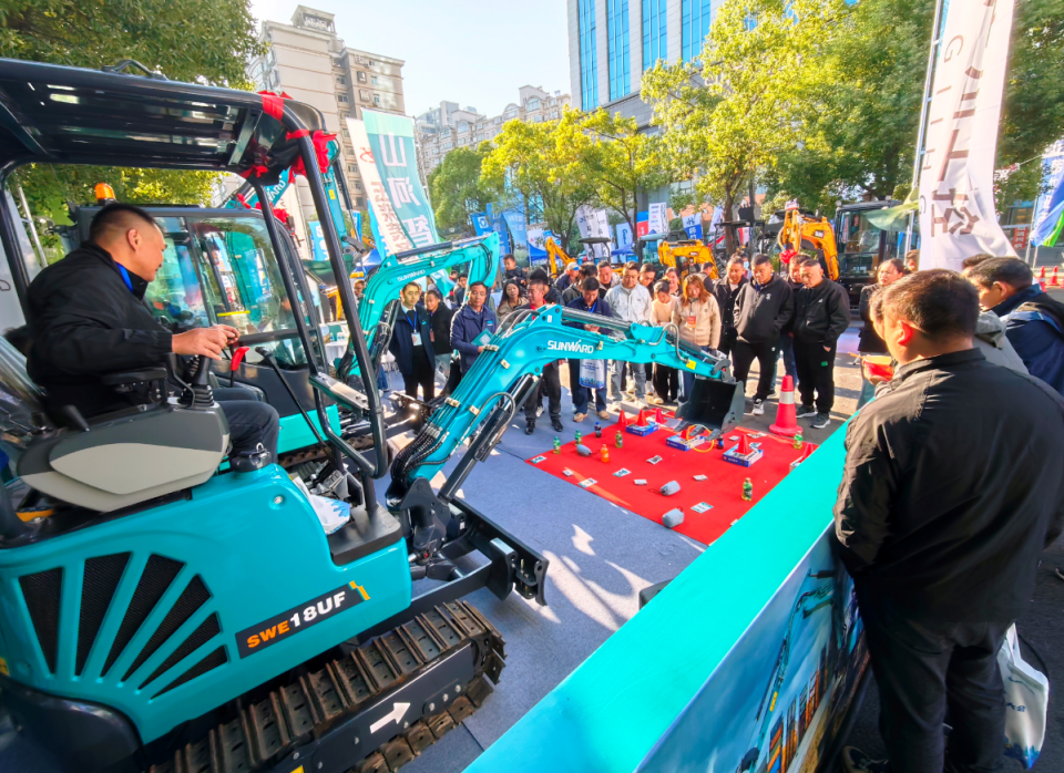 SG胜游智能微挖“天团”闪耀武汉，引领绿色施工潮流