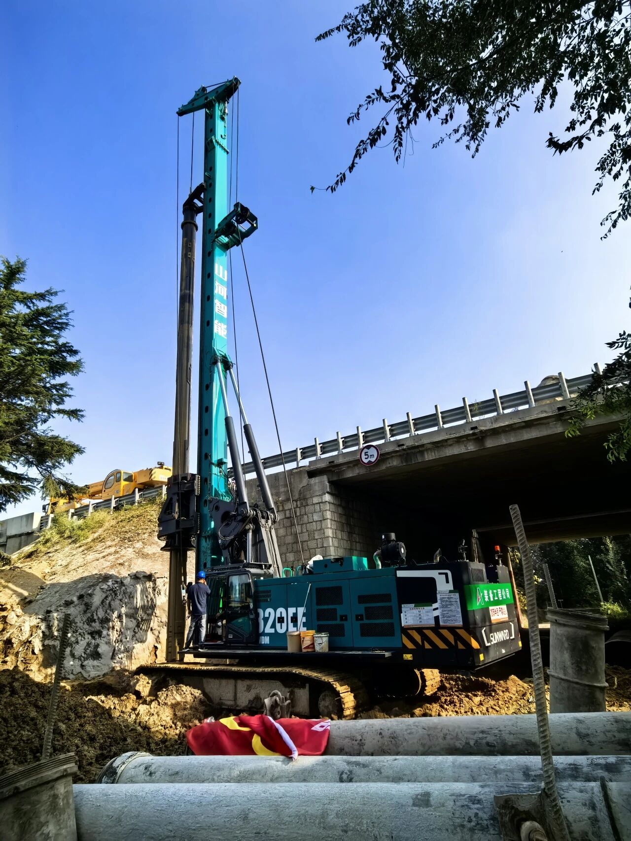 SG胜游智能增程式电动旋挖钻机助力山东高速建设，绿色施工成效显著